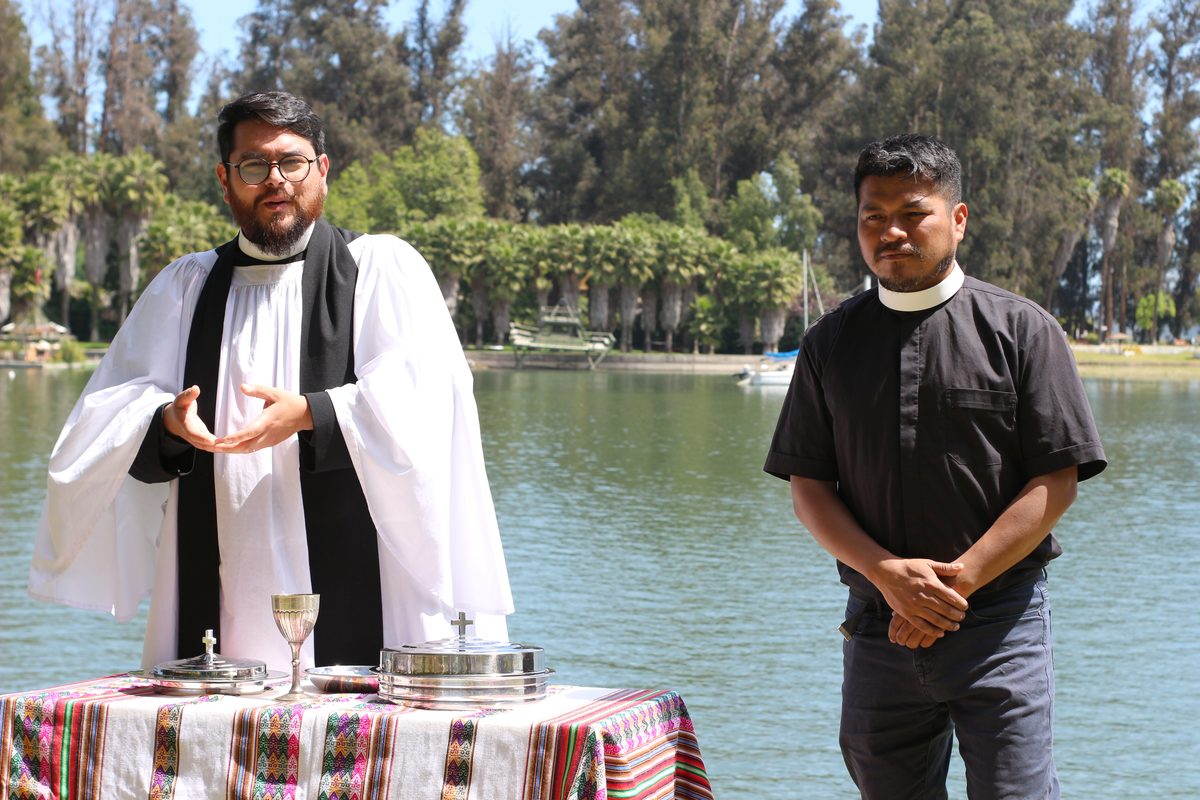 Pastores junto al lago