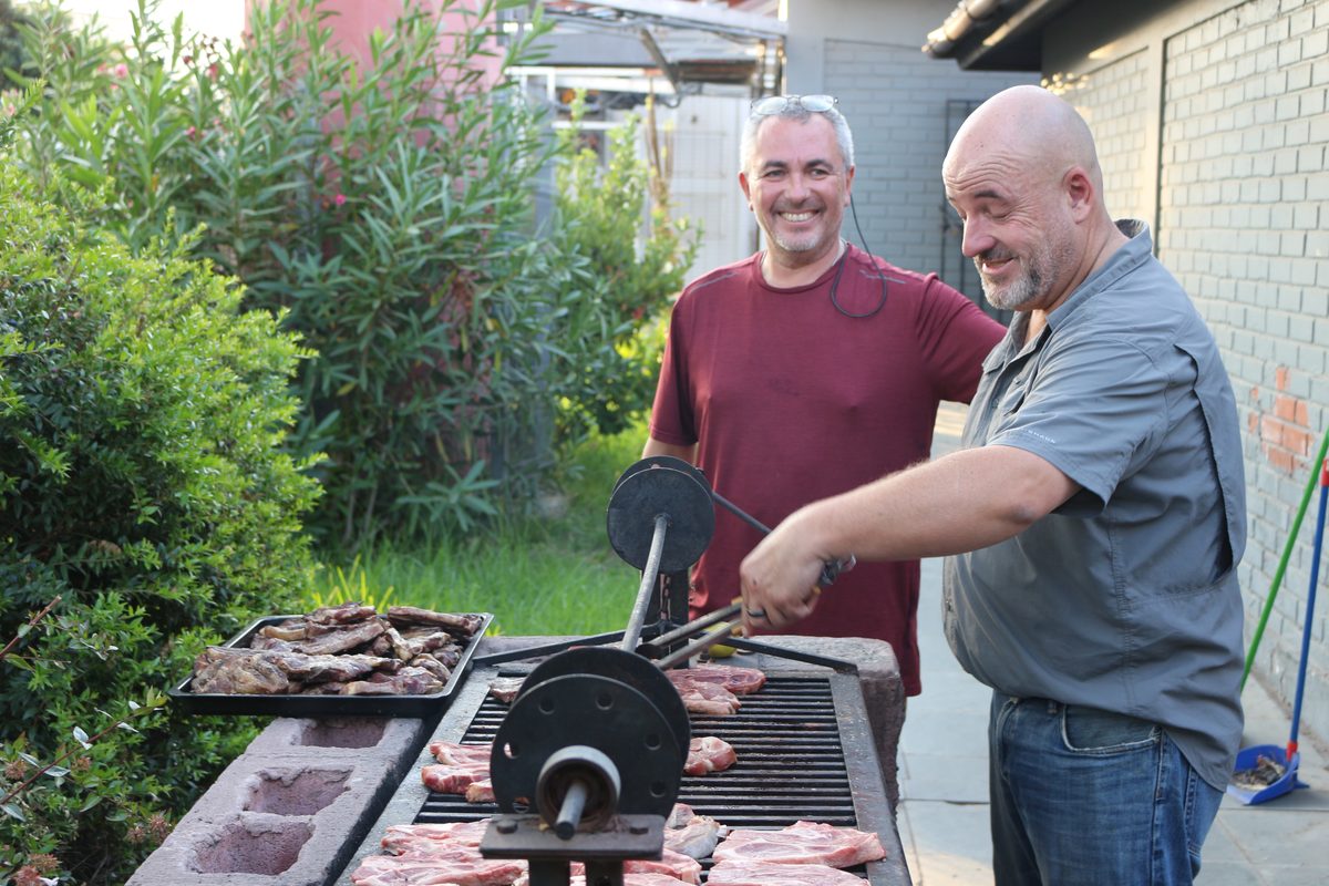 Hermanos preparando el asado para la Cena Pascual