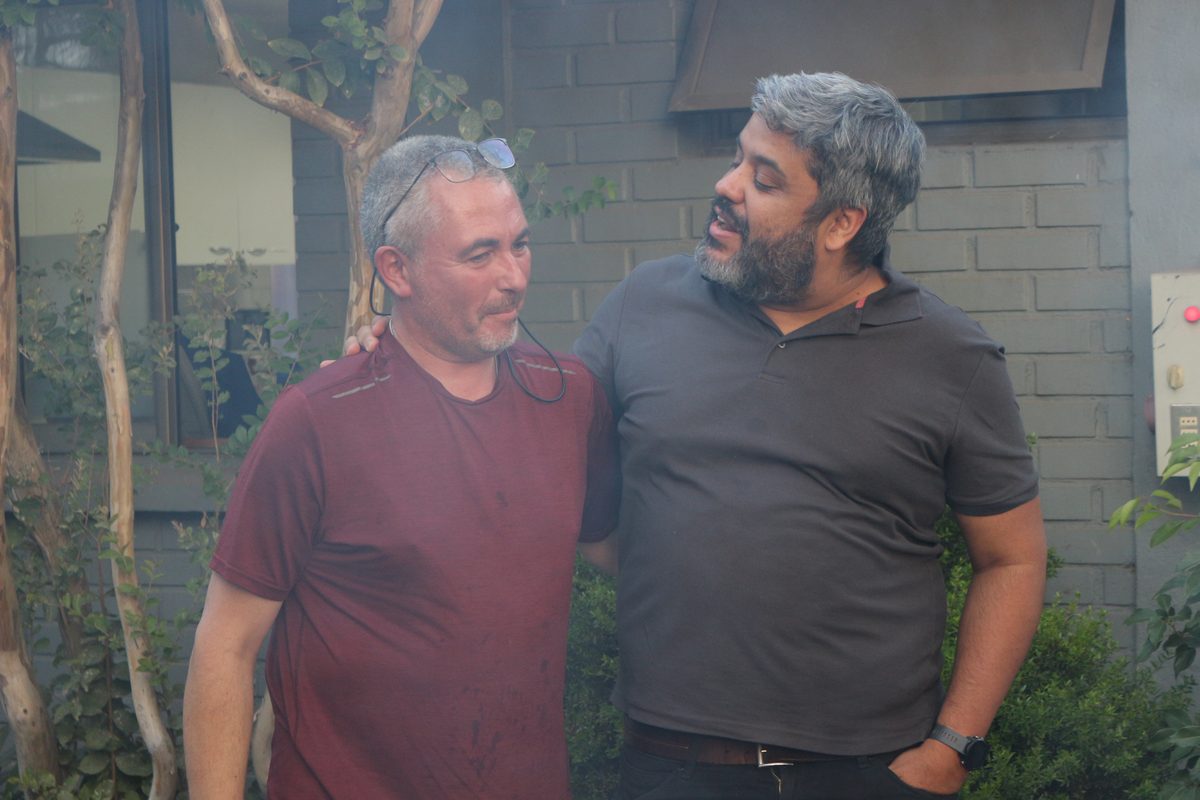 Hermanos compartiendo