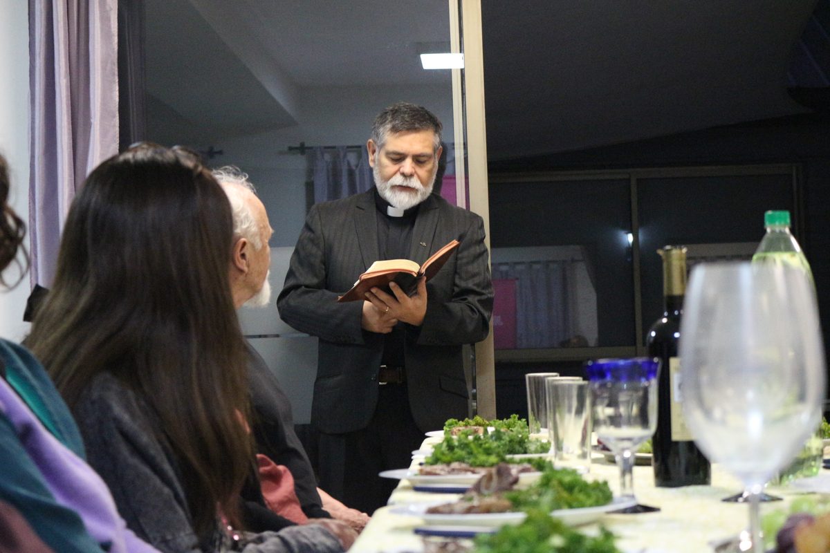 Lectura bíblica en la mesa