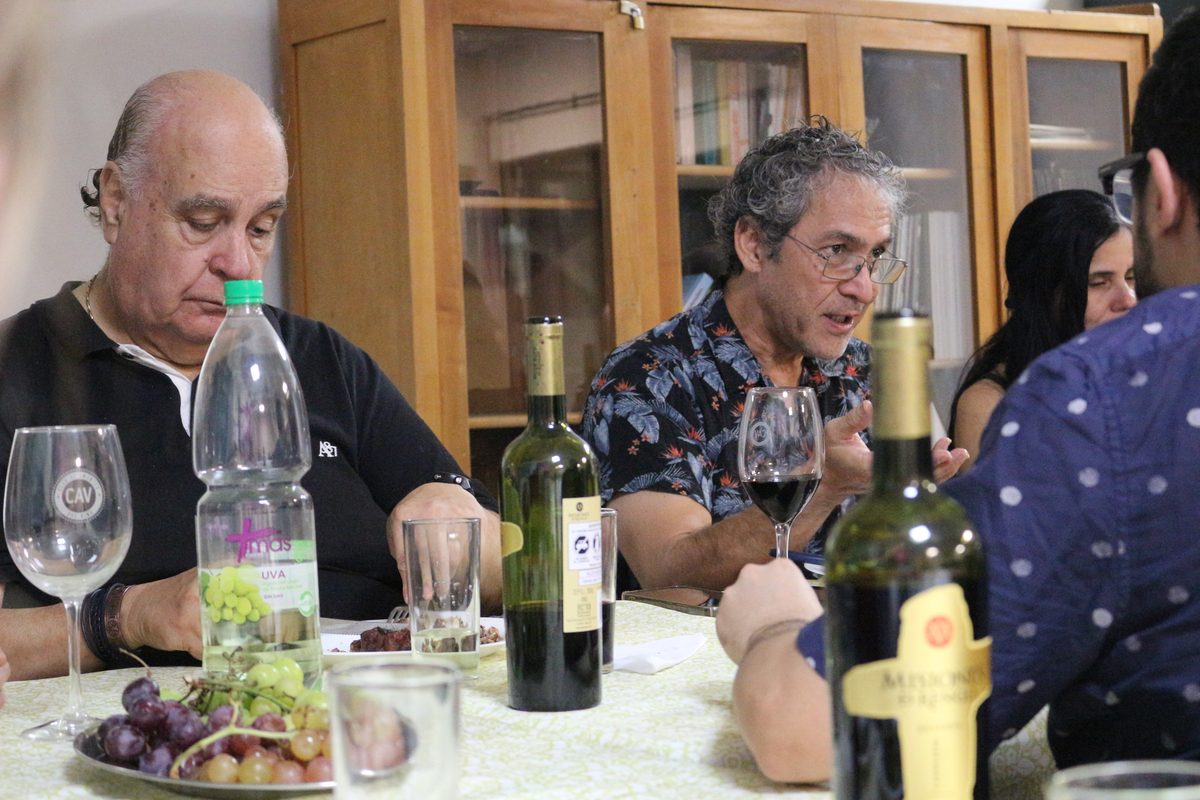 Comunidad compartiendo alrededor de la mesa