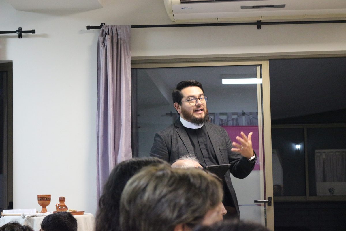 Pastor dirigiéndose a la congregación