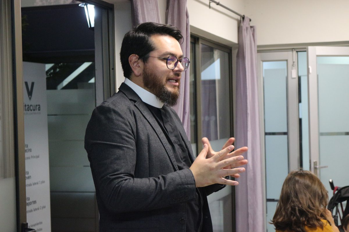 Pastor Diego predicando