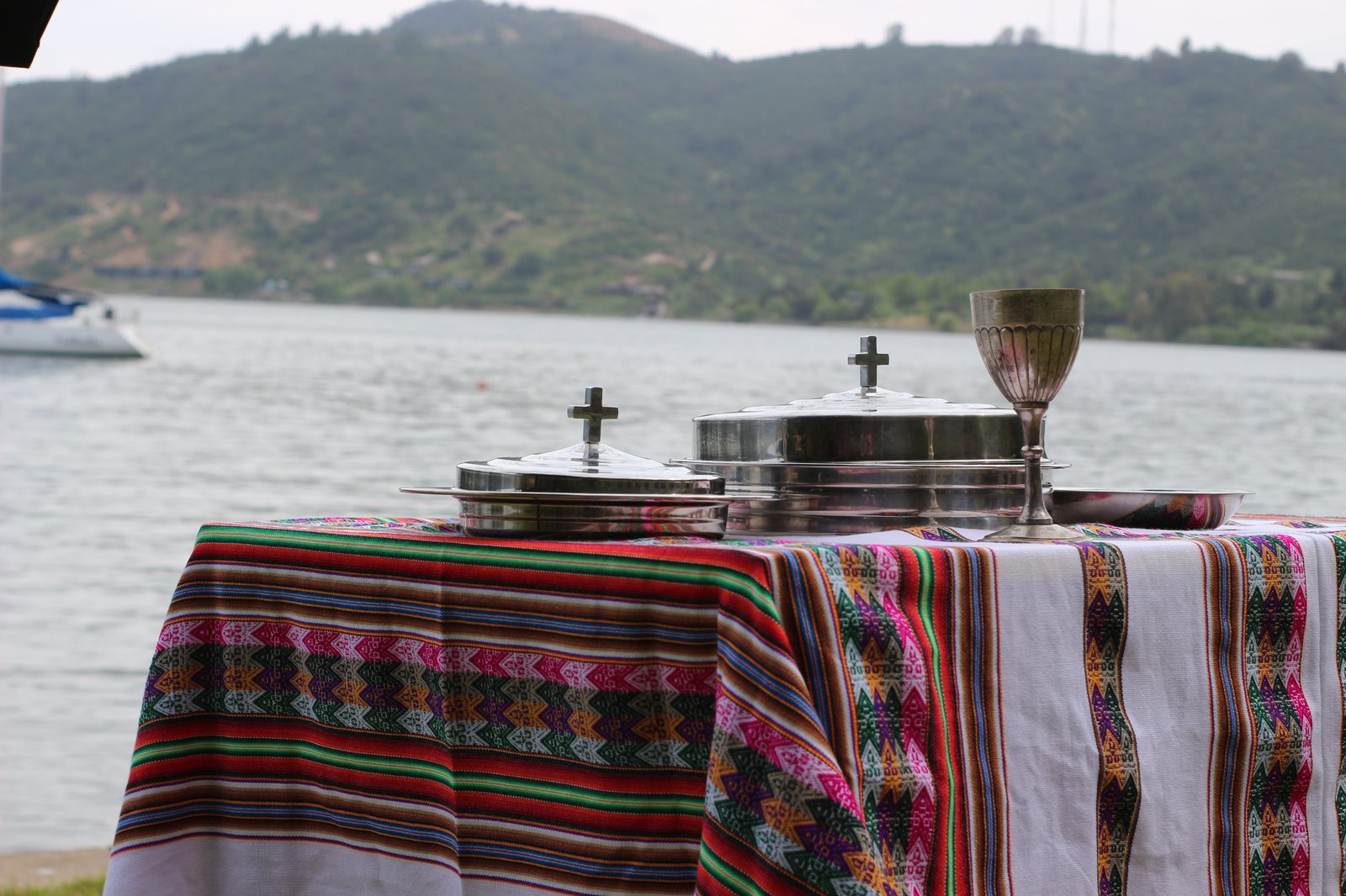 Mesa de comunión junto al lago en retiro