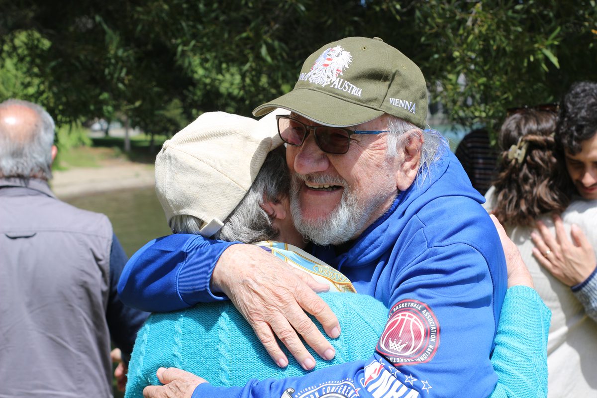 Abrazo fraternal en el retiro