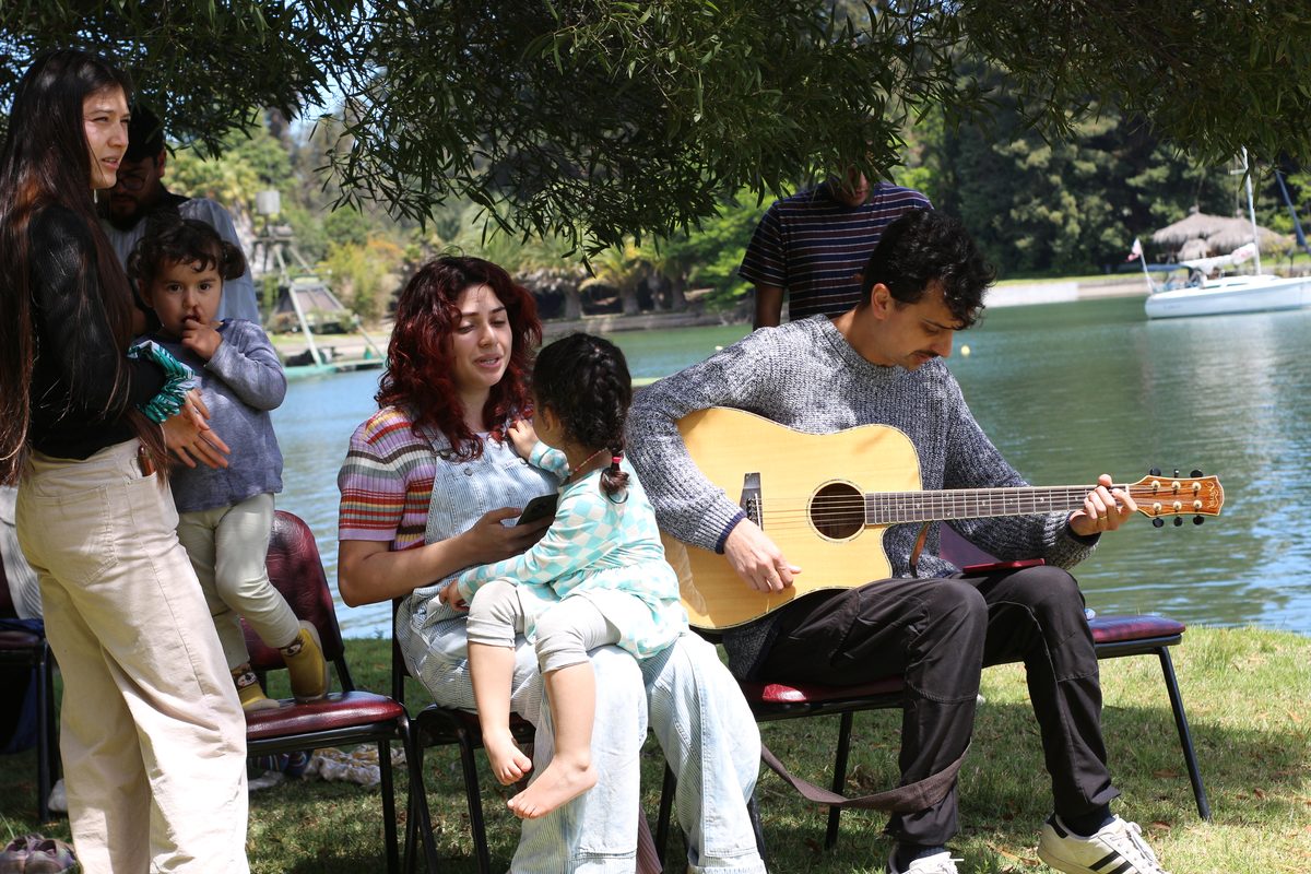 Alabanza con guitarra junto al lago