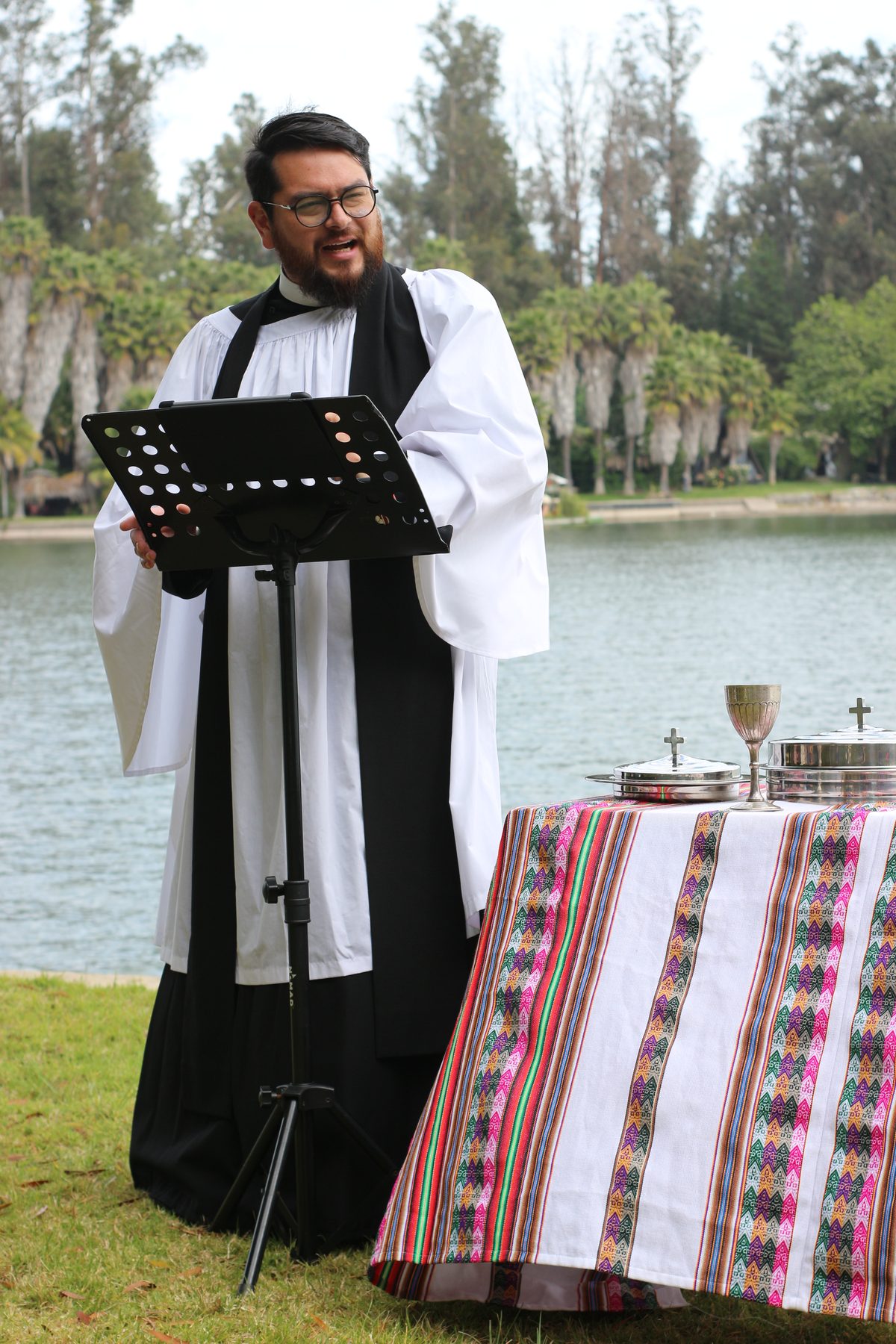 Pastor oficiando junto al lago