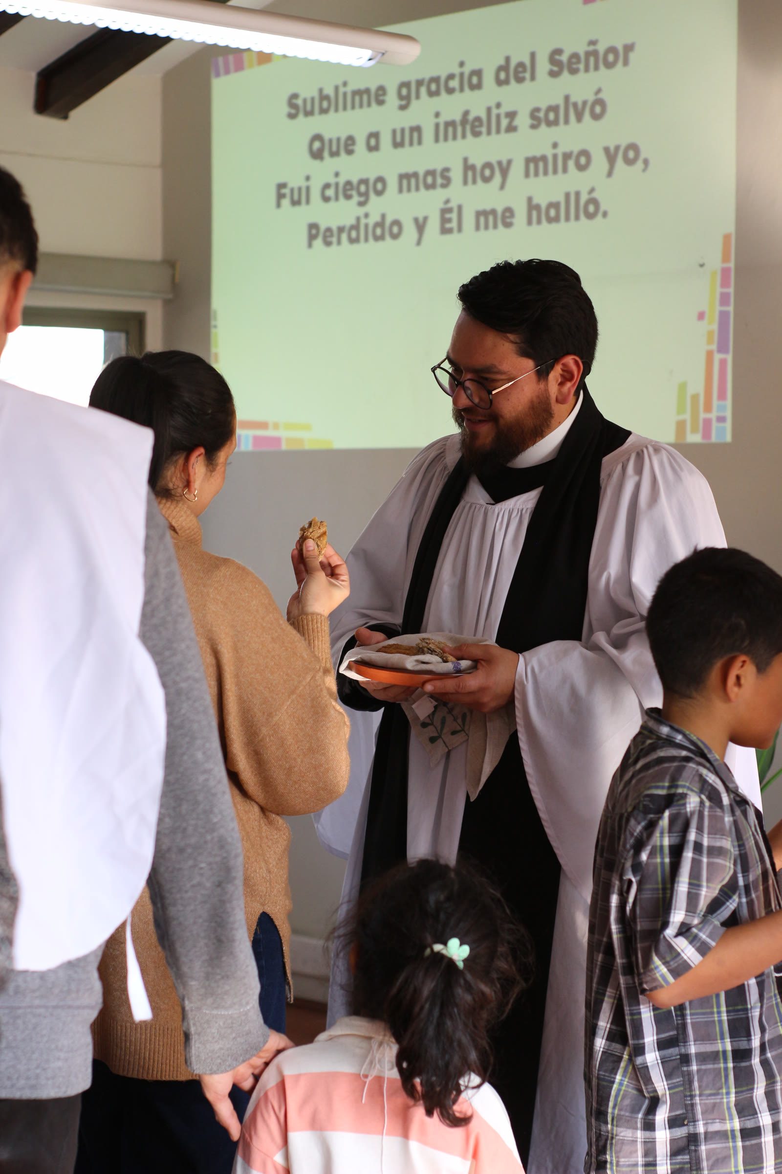 Pastor orando con la congregación en el servicio