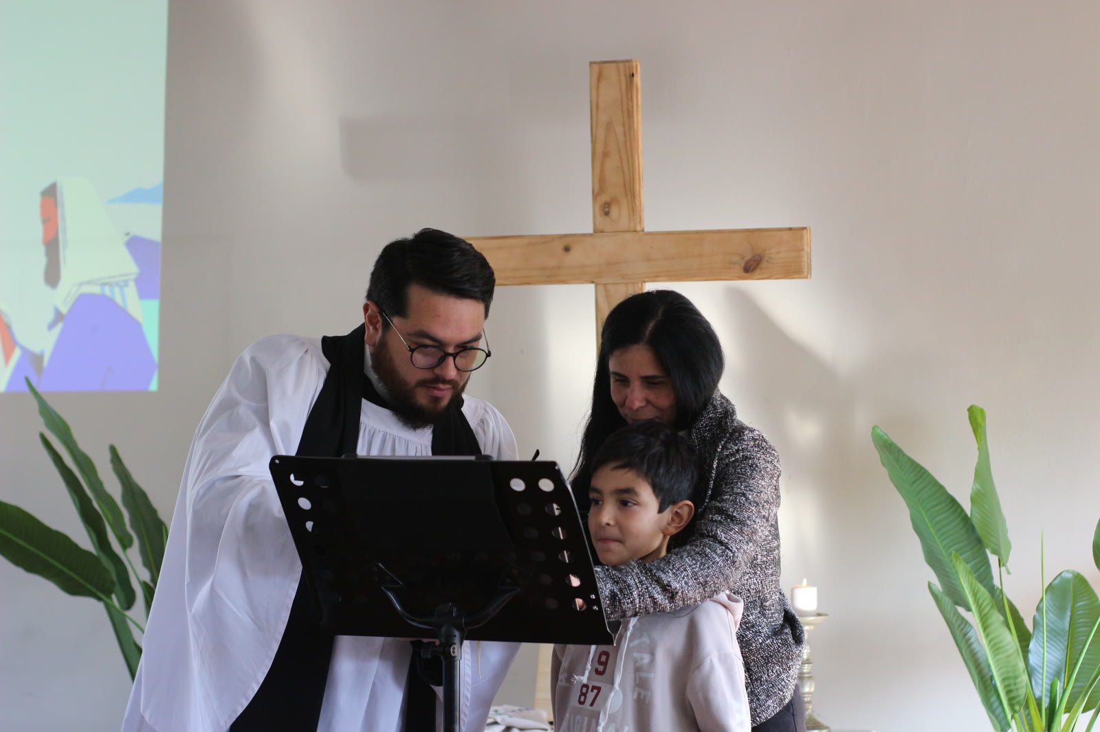 Una madre y su hijo leyendo la Escritura en el púlpito