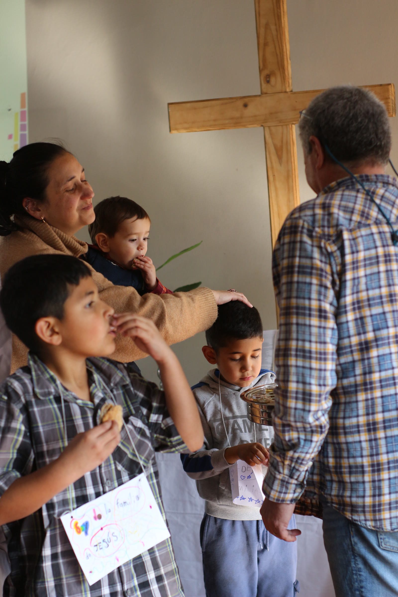Niños participando del servicio dominical