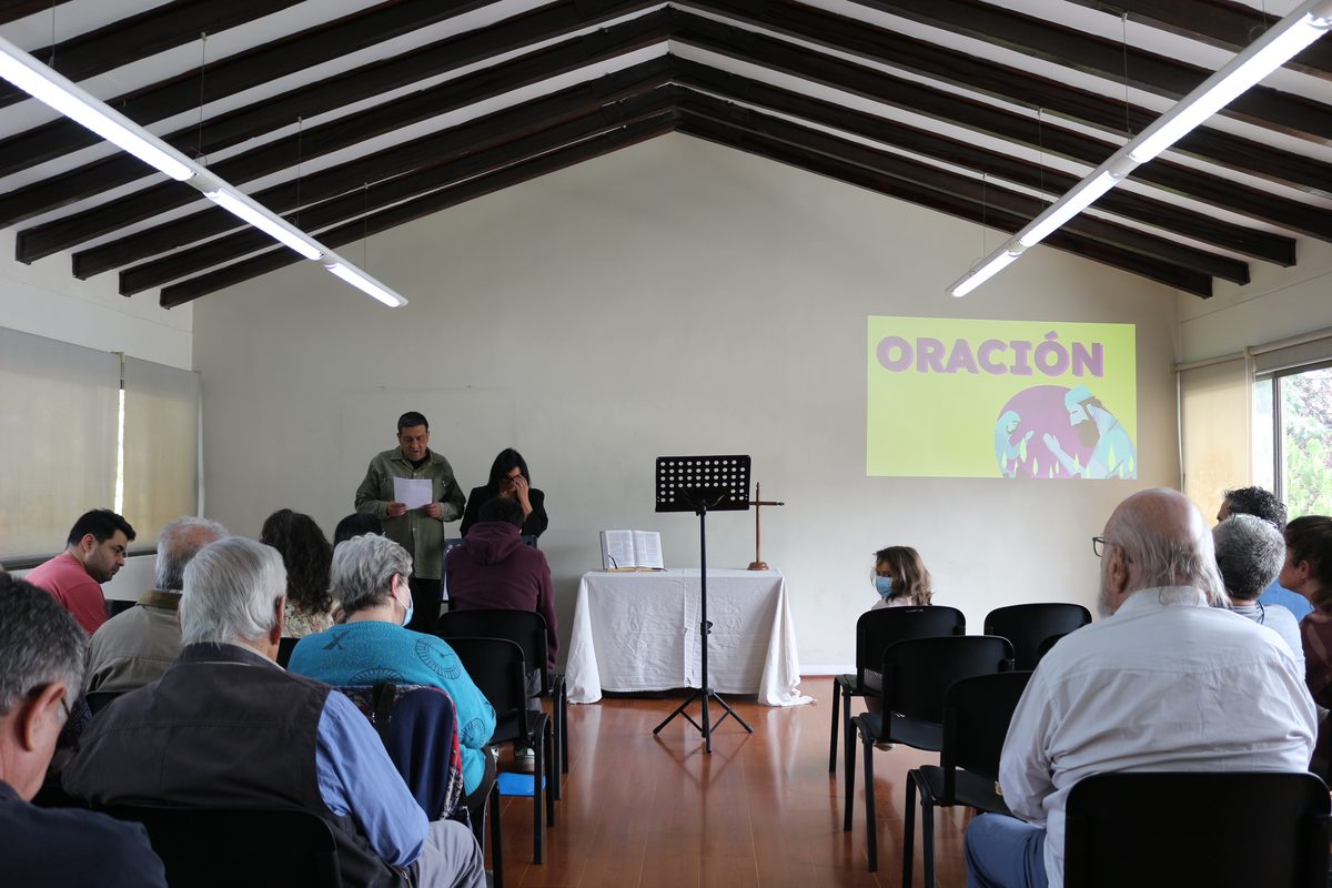 Momento de oración en el servicio