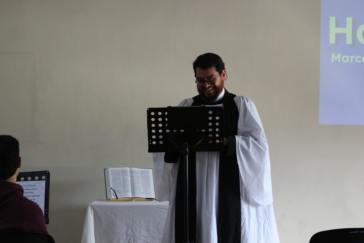 Pastor con sonrisa durante el servicio