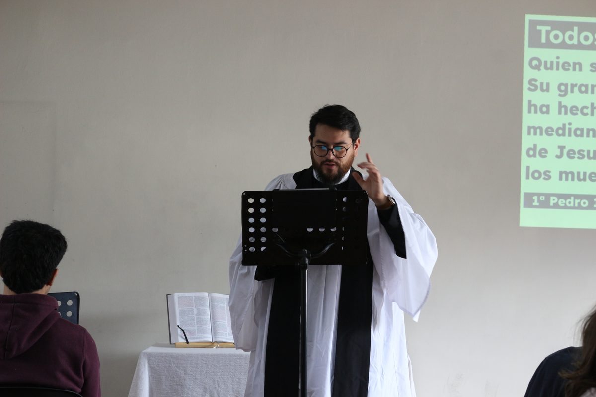 Pastor durante la predicación