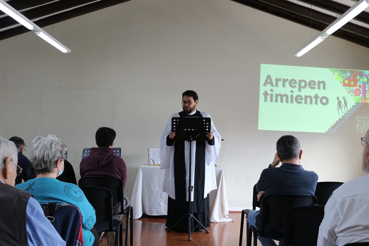 Pastor predicando con vestidura anglicana